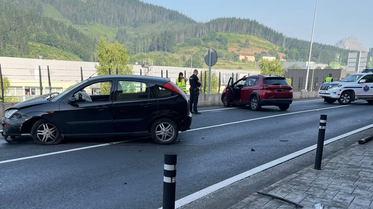 Bi autok istripua izan dute Oñatira bidean eta itxi egin dute errepidea