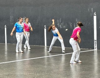 Emakumezkoen lau eta erdiko banakako txapelketa domekan