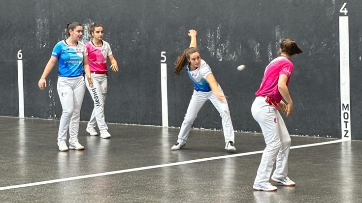 Emakumezkoen lau eta erdiko banakako txapelketa domekan