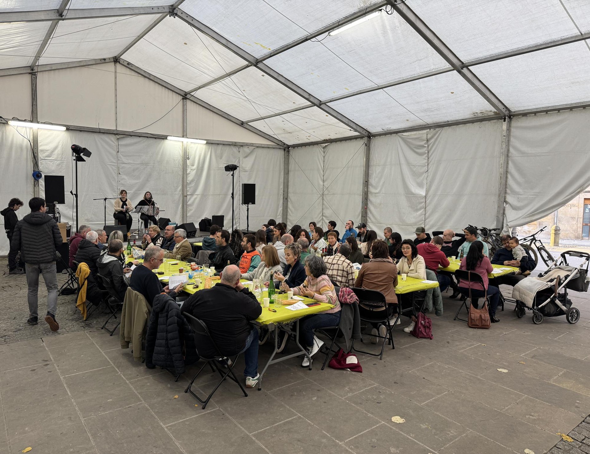 Euskararen Herri Eguneko bazkariko txartelak salgai jarri dituzte