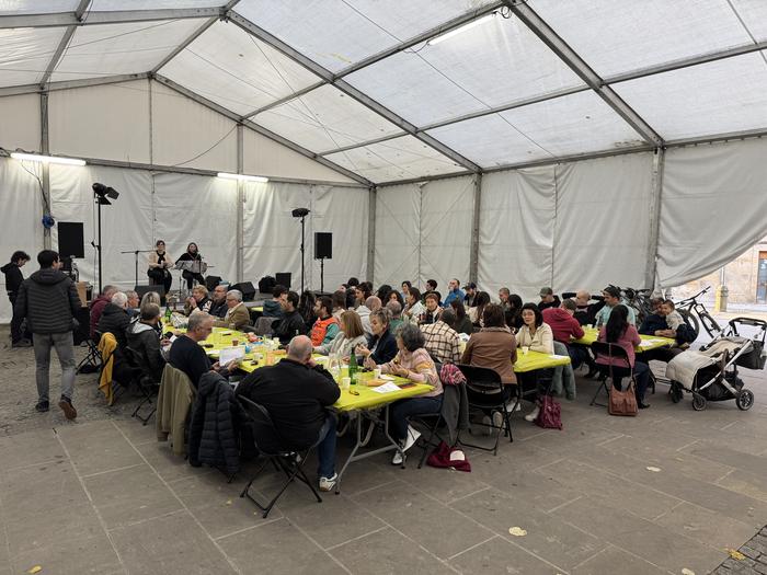 Euskararen Herri Eguneko bazkariko txartelak salgai jarri dituzte