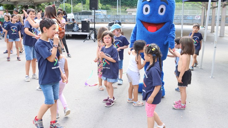 Ikasleak, irakasleak eta gurasoak hartu dute parte San Martin herri eskolako kurtso amaierako jaian