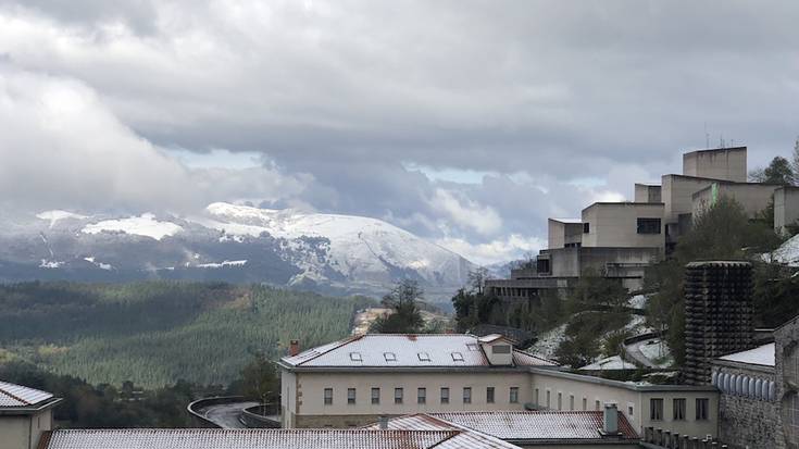 Zurituta esnatu dira Arantzazu inguruak