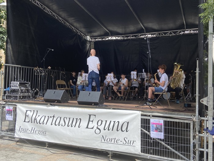 Arrasate Musikalek, aurten ere, Elkartasun Egunarekin bat egingo du