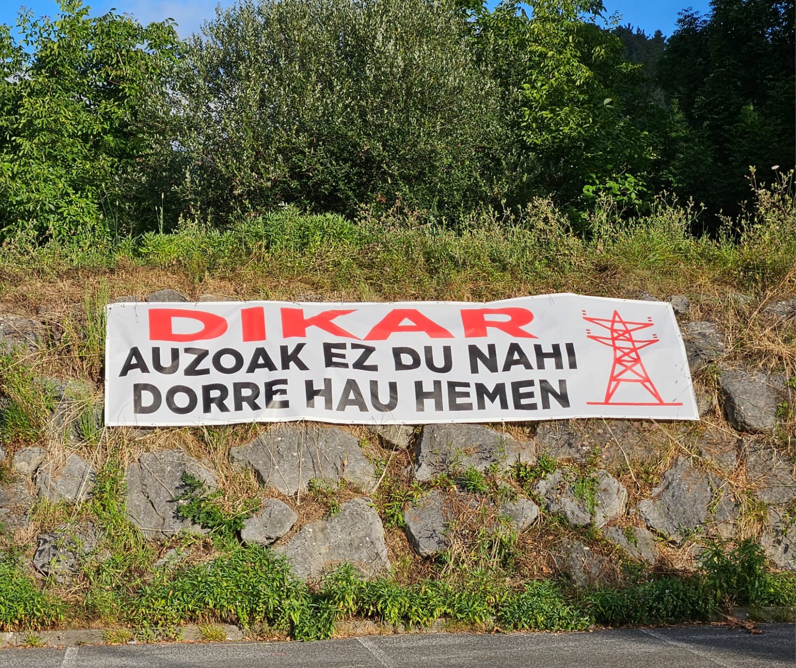 Garagartzak pankarta bat jarri du Dikarreko tentsio dorrearen aurka