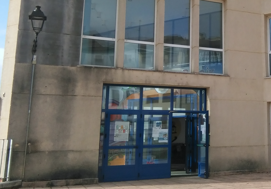 Hiru irakasle eta bi ikasle gaur goizean Elgetako Herri Eskolan