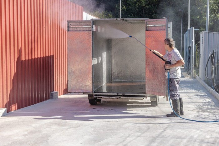 Animalien garraiorako ibilgailuak garbitu eta desinfektatzeko zerbitzua jarri du martxan Zubillagak