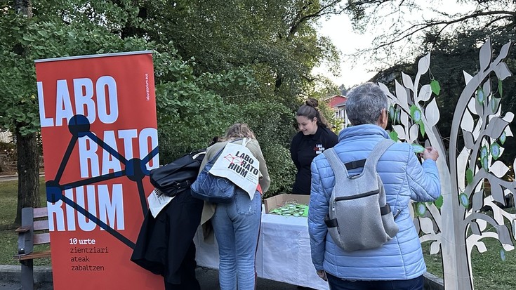 Laboratoriumek hamar urte bete ditu