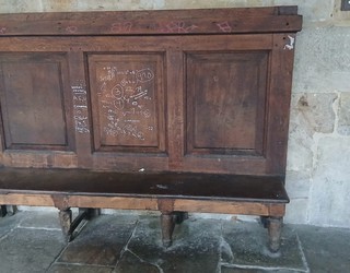 Aramaioko kontzejupeko bankuak errotulagailuz margotuta agertu dira