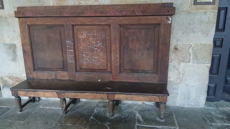 Aramaioko kontzejupeko bankuak errotulagailuz margotuta agertu dira