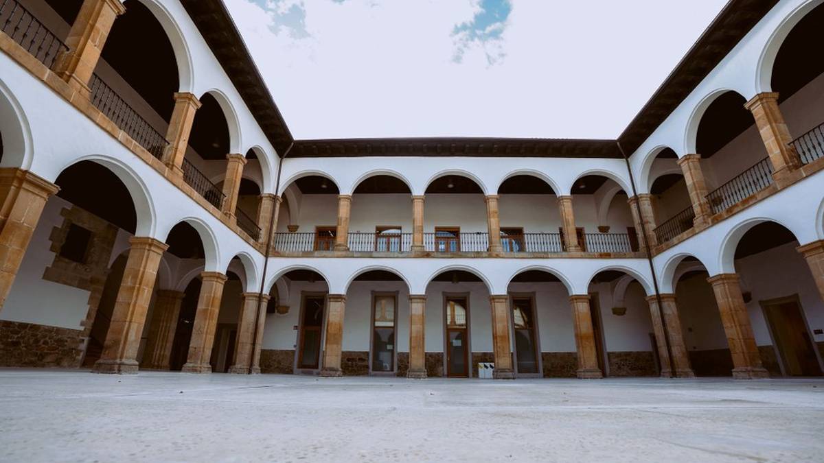 Eskoriatzako campuseko eraikin historikoa inauguratu dute