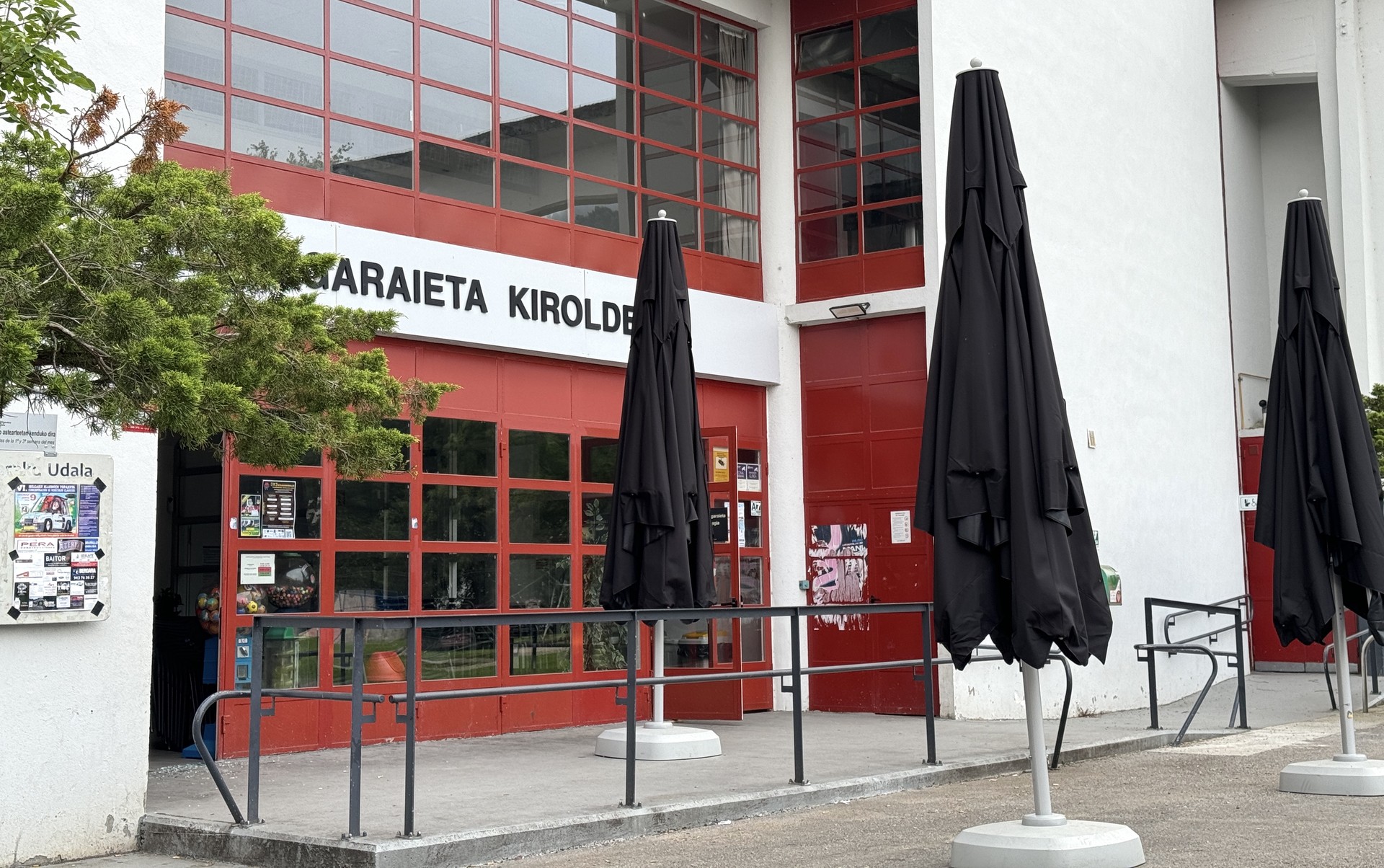 Lapurretan egin dute Labegaraietako kiroldegiko tabernan