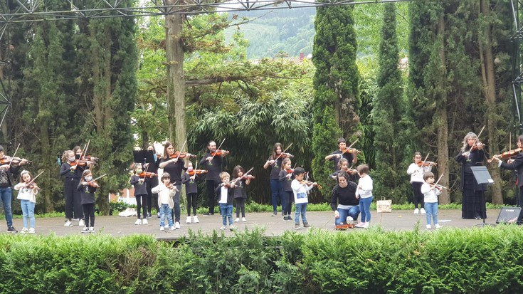 Monterron zuzeneko musikaz zipriztindu zuten atzo Arrasate Musikalekoek