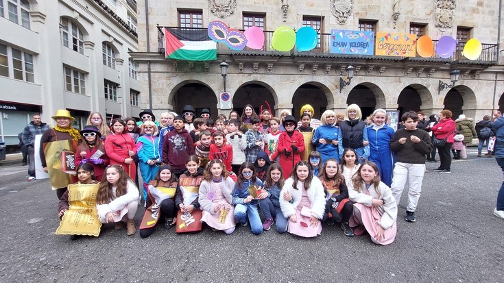 Ipuinetako pertsonaiak atera dituzte kalera San Martin Herri Eskolako ikasleek