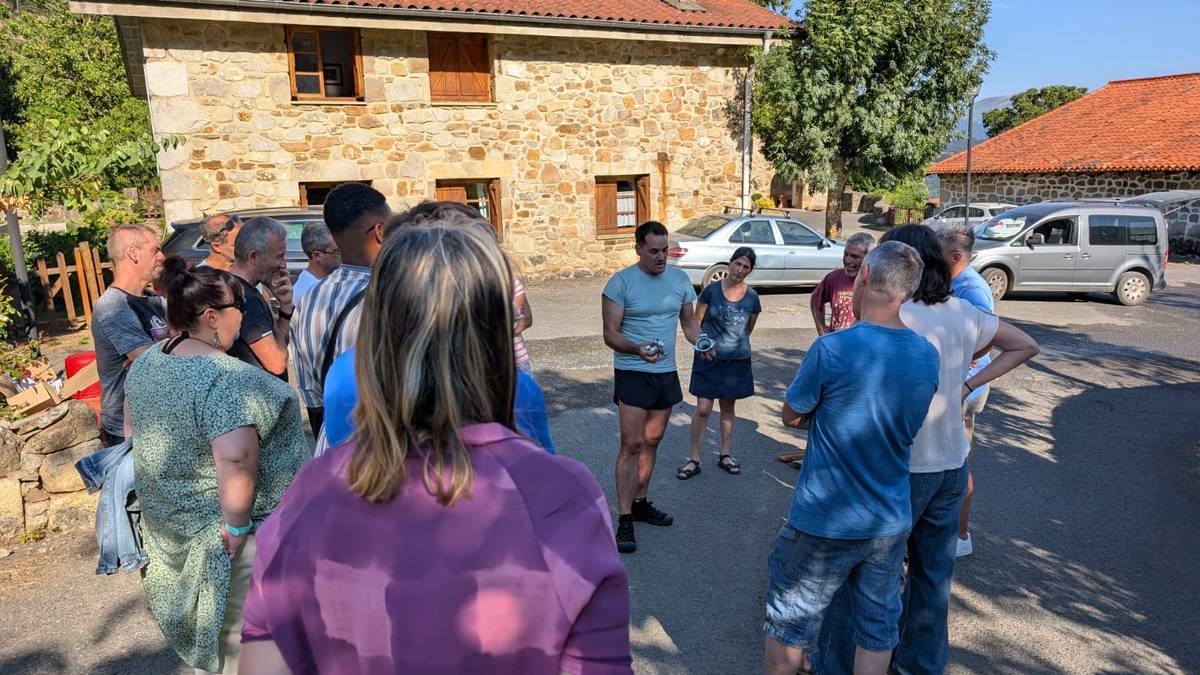 Larrialdi Taldea auzoz auzoko bisitak egiten hasi da