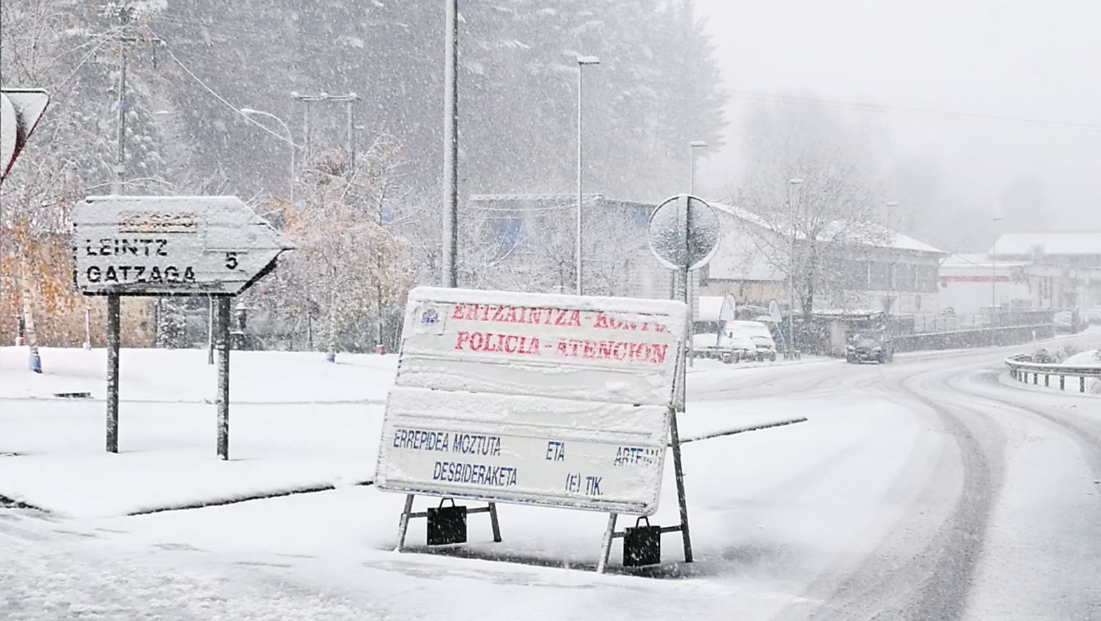 Leintz Gatzagara doan errepidea itxita dago