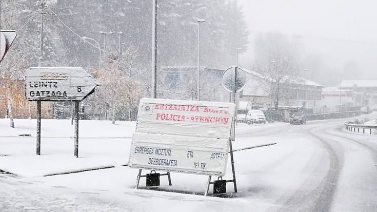 Leintz Gatzagara doan errepidea itxita dago