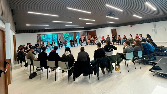 Andramaixetan txosna bakar eta bateratua izateko bidean dira herriko gazteak