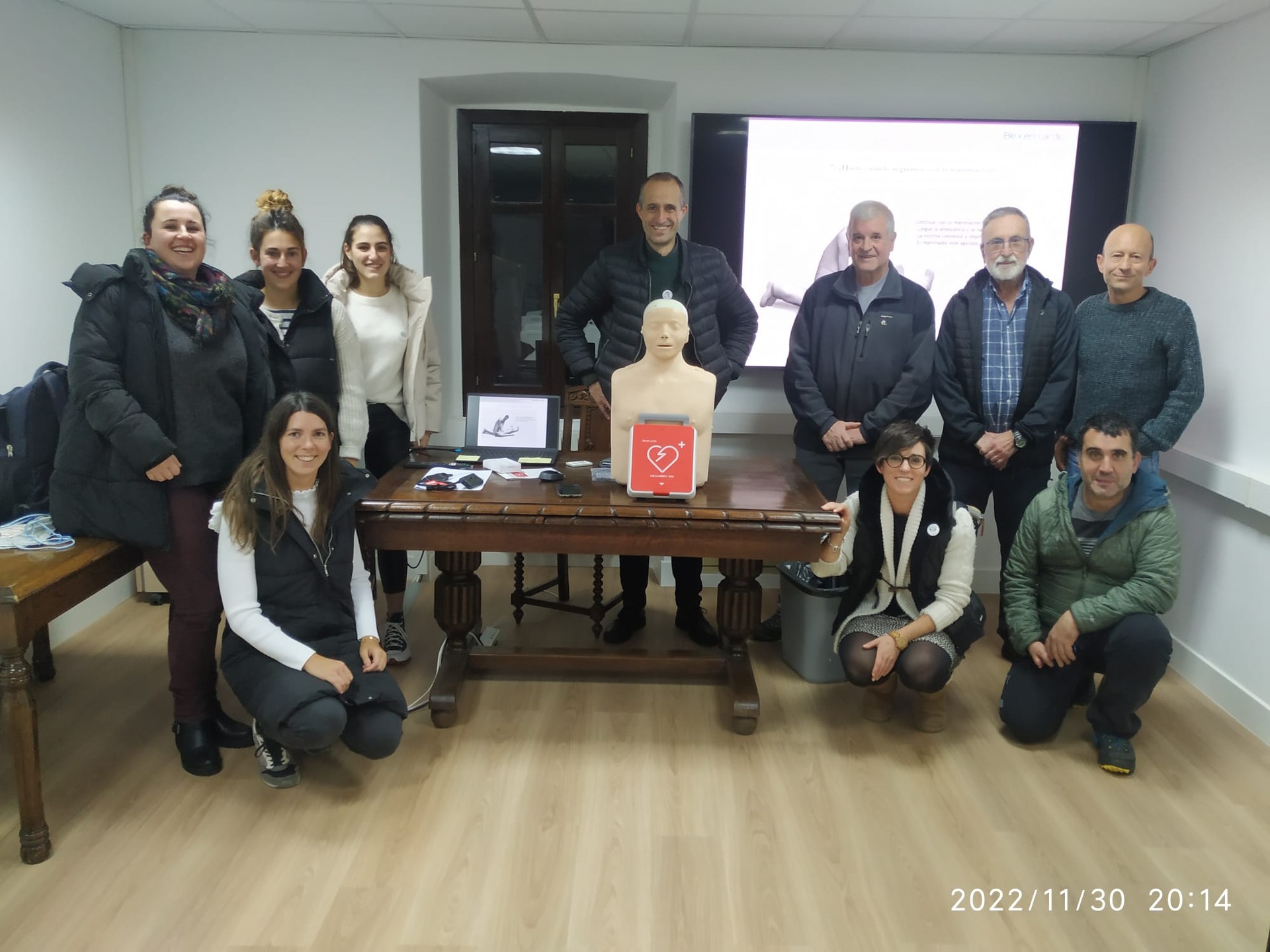 Bi desfibriladore berri jarri dituzte: Antiguan eta gimnasio kanpoan