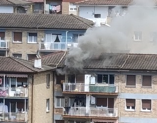 Etxebizitza batek su hartu du Uriburu kalean, eta pertsona bat atera dute suhiltzaileek