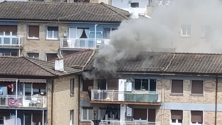 Etxebizitza batek su hartu du Uriburu kalean, eta pertsona bat bertan harrapatuta gelditu da