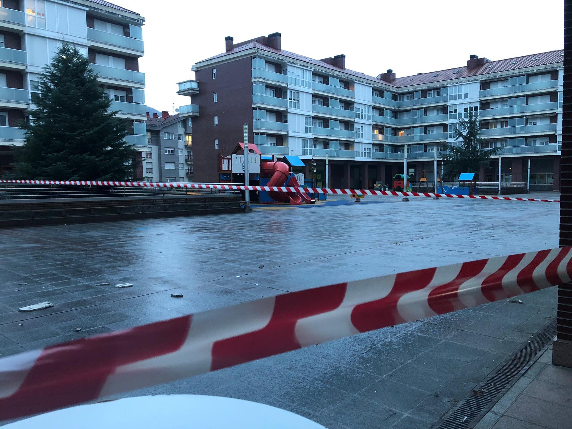 Teilatuko plakak jausi dira Iralabarri plazan