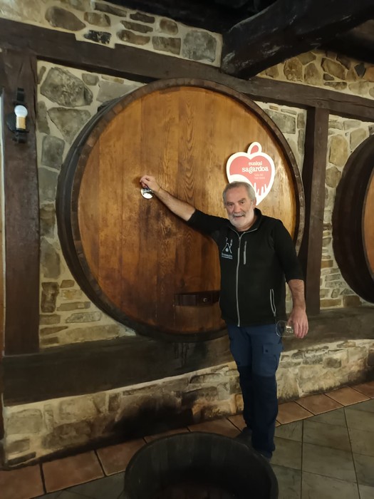 Juanjo Peciña: "Erraz edateko sagardoa da aurtengoa; kolore aldetik ere nahiko argia ikusten da"