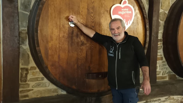 Juanjo Peciña: "Erraz edateko sagardoa da aurtengoa; kolore aldetik ere nahiko argia ikusten da"