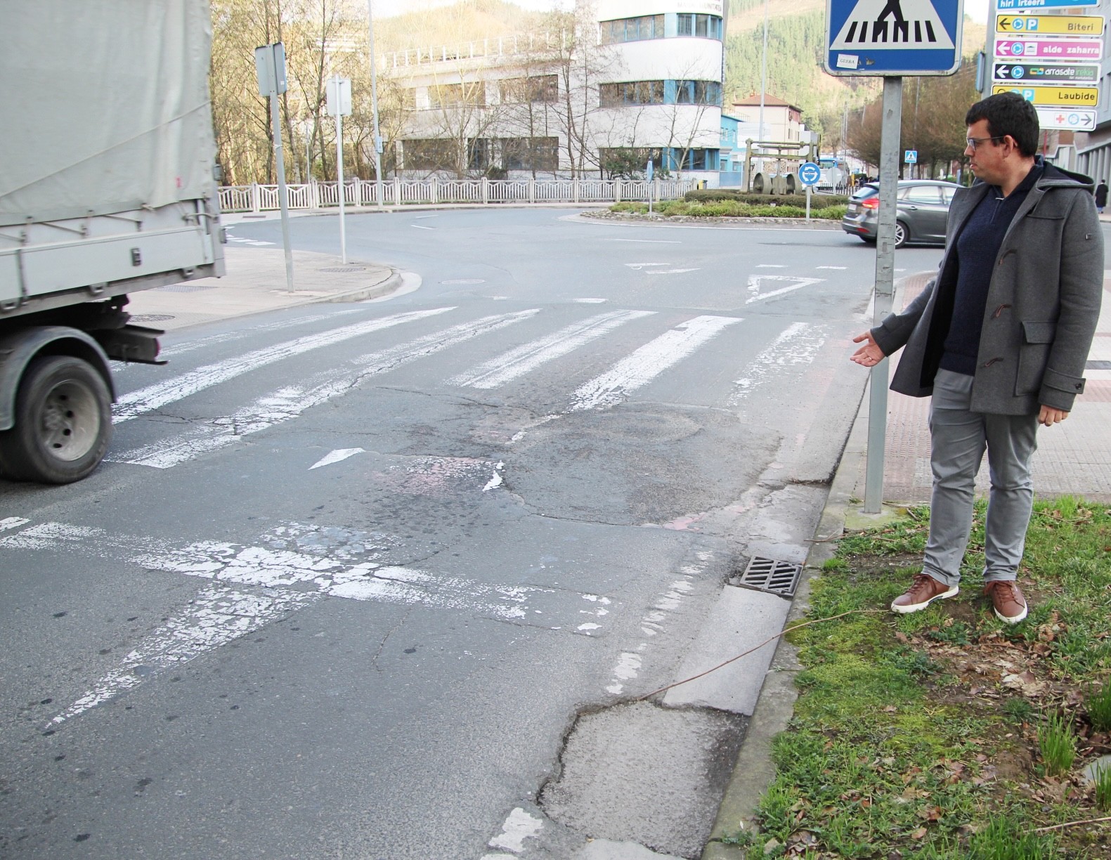 Errepideak asfaltatzeko inbertsioa handitzea nahi du Arrasateko EAJk