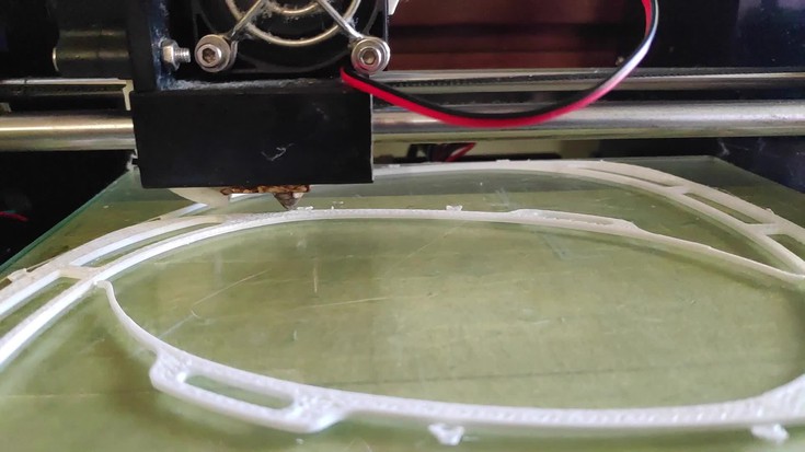 3D inprimagailuarekin osasun langileentzako biserak inprimatzen
