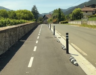Usakora arteko bidegorri zati berri osoa bizikletaz