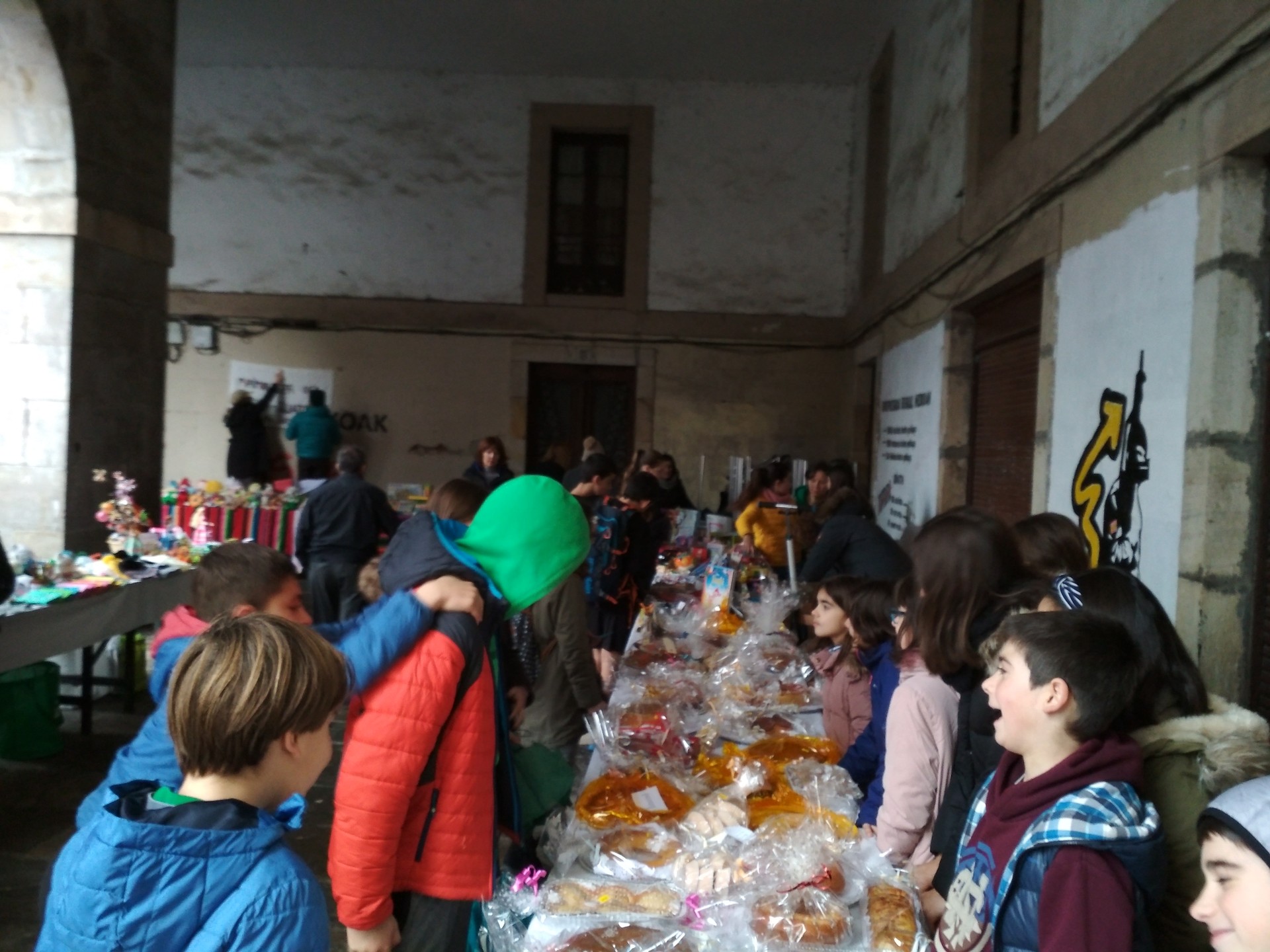 Elkar Hezi ikastetxea 20. azoka solidarioa burutu dute