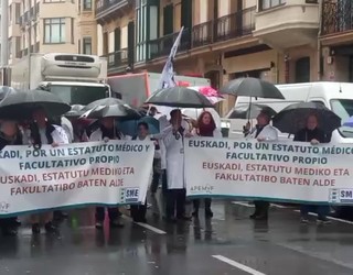 Osakidetzako medikuek greba hasi dute, "estatutu propio baten alde"