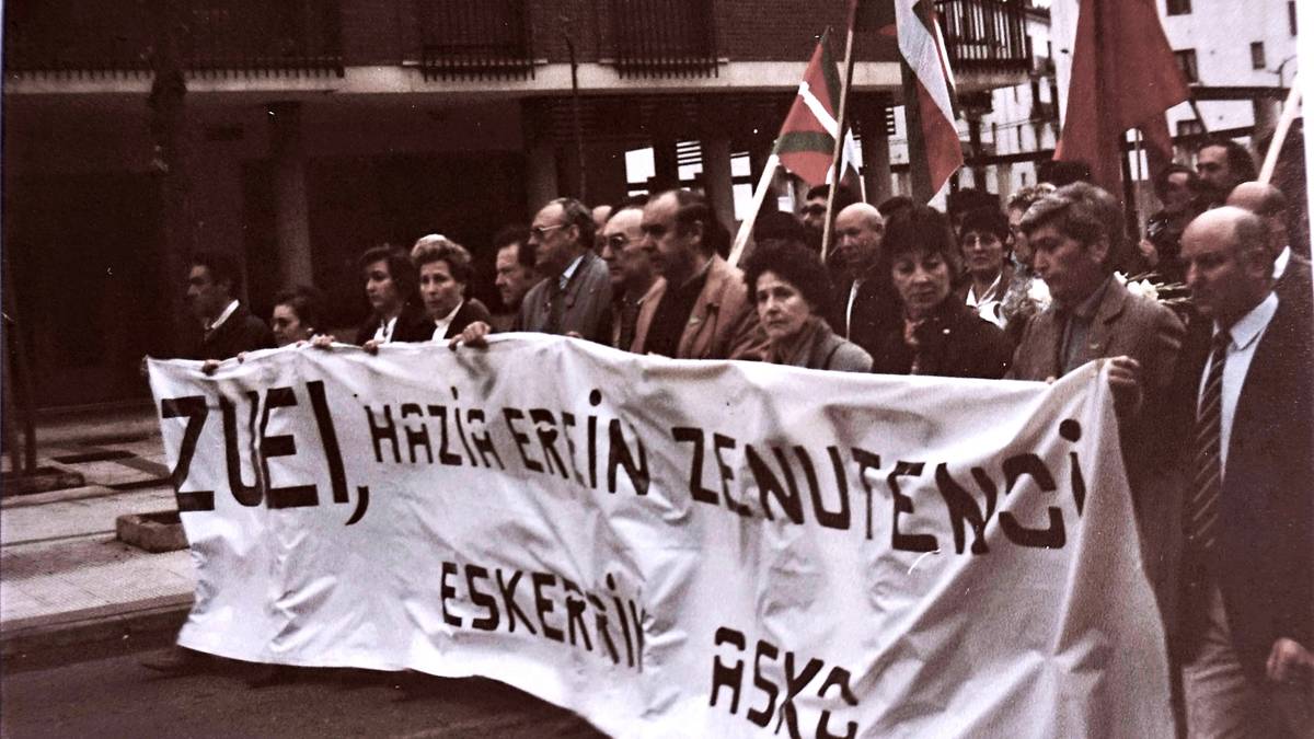 Frankismoaren sokek estutzen dute oraindik