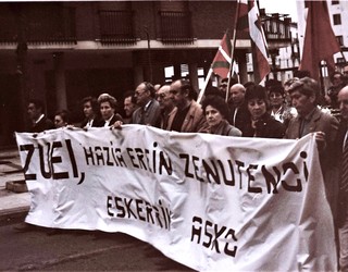 Frankismoaren sokek estutzen dute oraindik