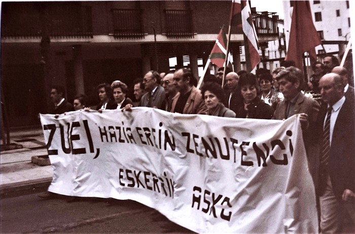 Frankismoaren sokek estutzen dute oraindik