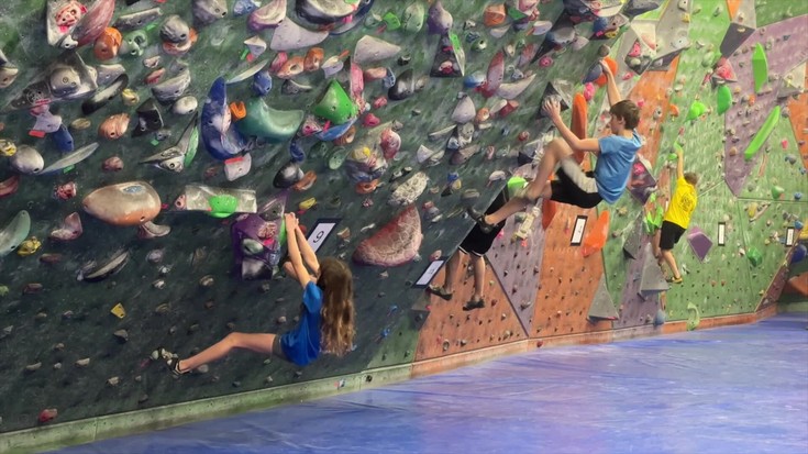 Boulderrean gora eta behera ibili dira eskalatzaileak