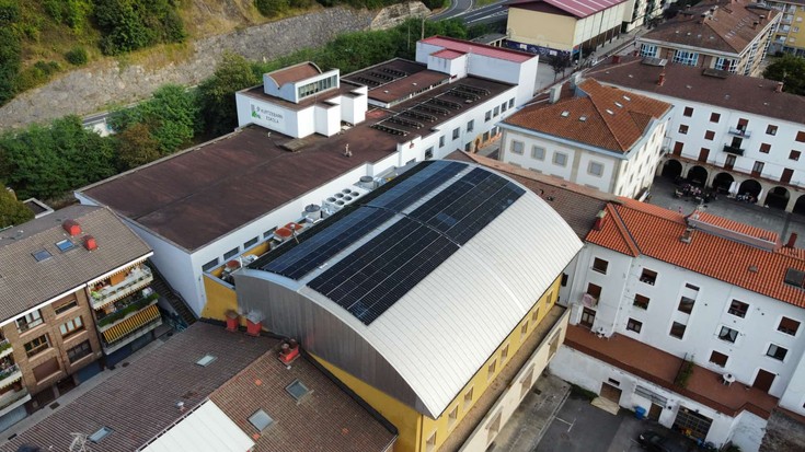 Arkupeko eguzki plakak jarrita, Kurtzebarri eskolako lanekin hastear