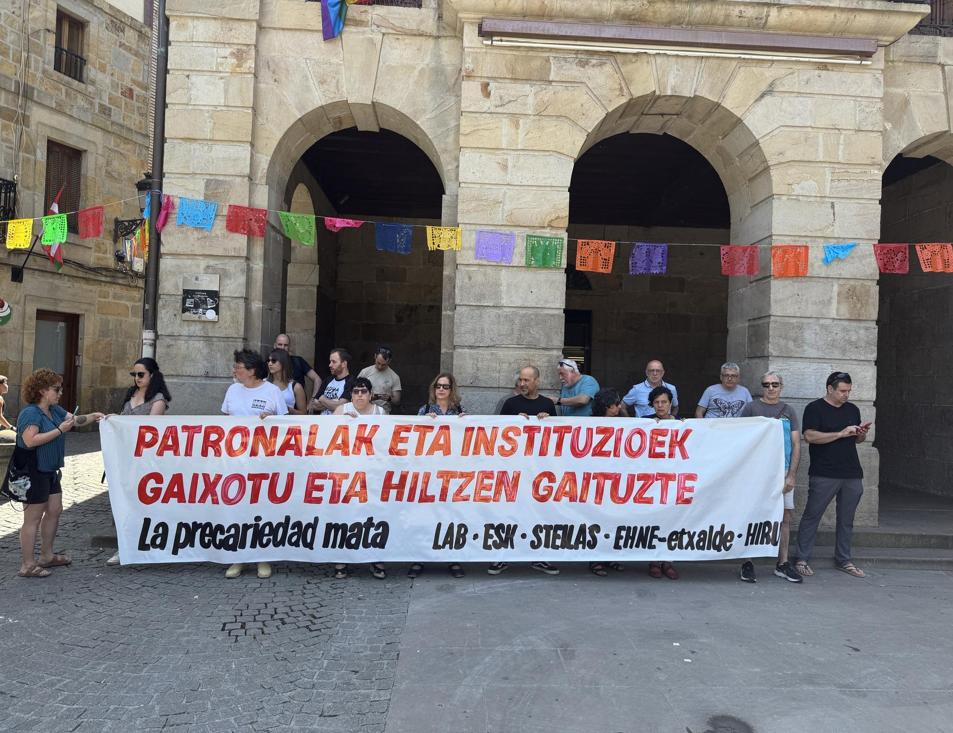 Eskoriatzan baso-lanetan izandako heriotzagatik elkarretaratzea egin dute Fernando Eskoriatza plazan