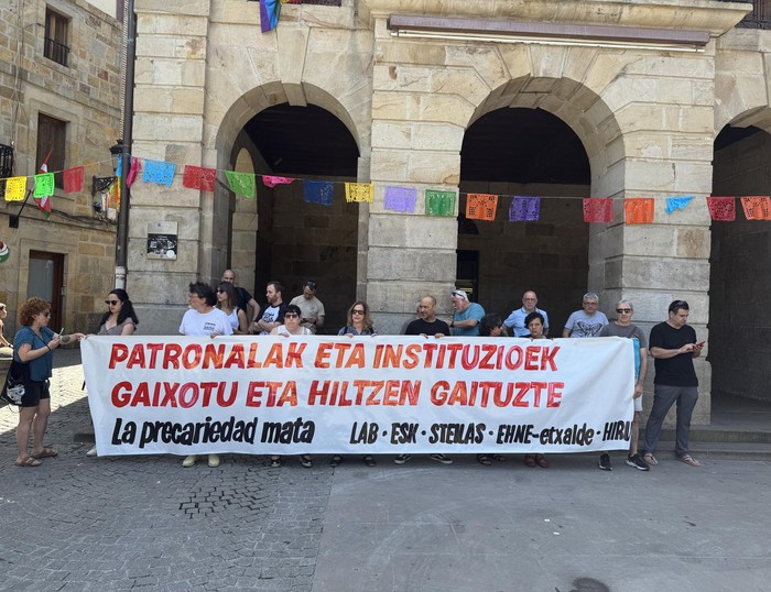 Eskoriatzan baso-lanetan izandako heriotzagatik elkarretaratzea egin dute Fernando Eskoriatza plazan