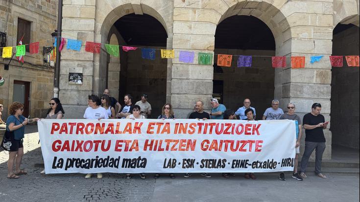 Eskoriatzan baso-lanetan izandako heriotzagatik elkarretaratzea egin dute Fernando Eskoriatza plazan