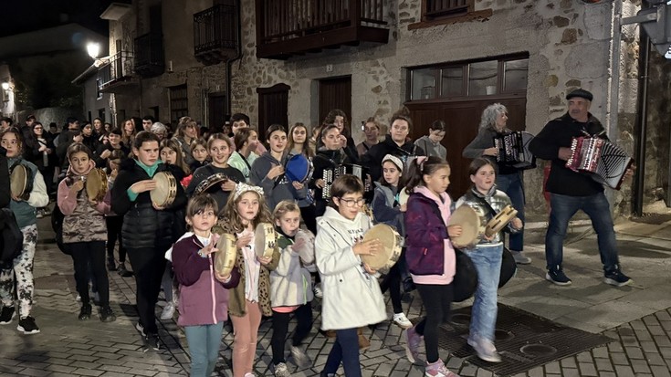 Aramaioko Trikiti Eskolako ikasleen kalejira argazkitan