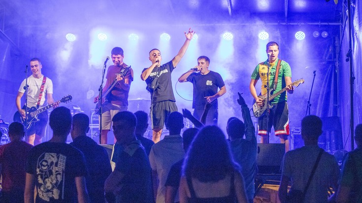 Punk doinuak nagusi Gatzagako andramaixetako kontzertuetan