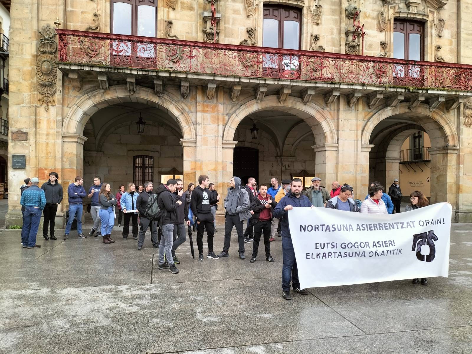Elkarretaratzea egin dute Asier Guridiri elkartasuna adierazteko