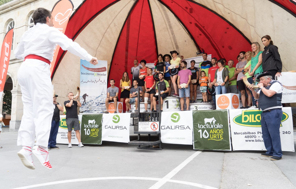 Oihana Kortazar, Iratxe Alonso eta Aitzol Jimenez Bocineros lasterketako podiumean