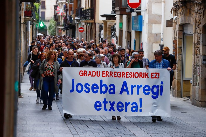 Joseba Arregi etxeratzea eskatu dute Oñatin