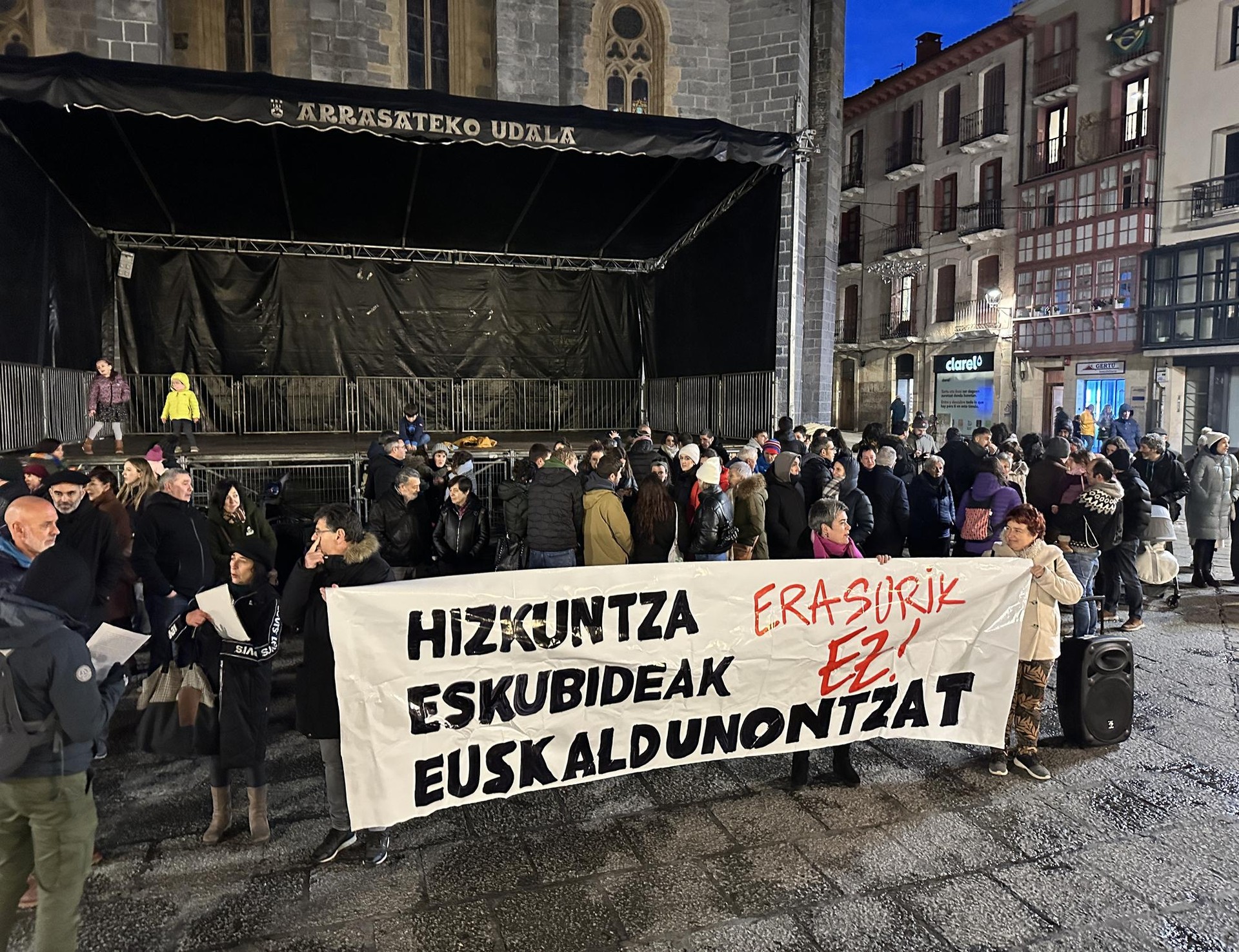 Protokoloak "elkartasun osoa" adierazi dio Tolosan erasoa jasan duen herritarrari