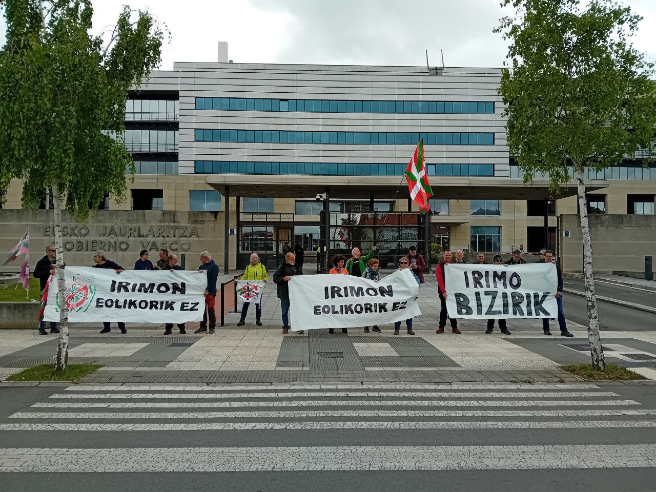 Meaka-Irimo plataformak protesta egin du Jaurlaritzaren atarian