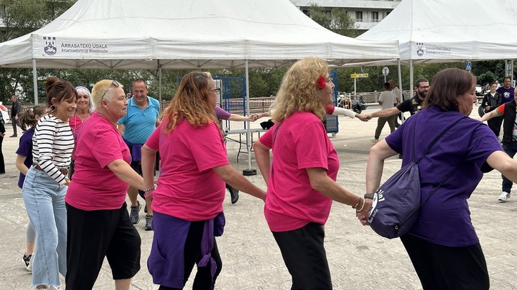 Moto irteerarekin hasi, eta dantzaldiarekin amaitu dute Mara San Joseren aldeko eguna