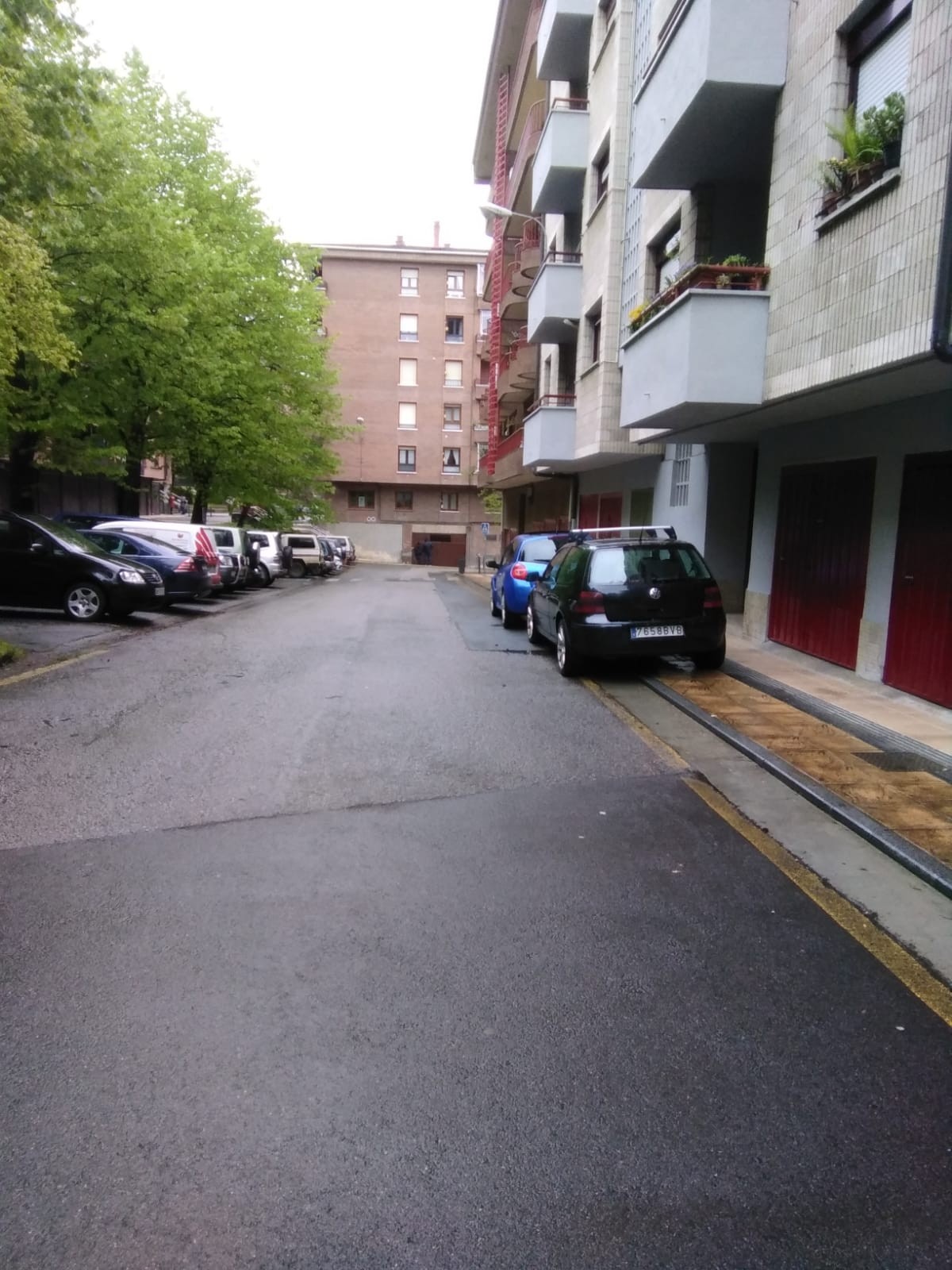 Ibilgailuak espaloi gainean San Lorentzon